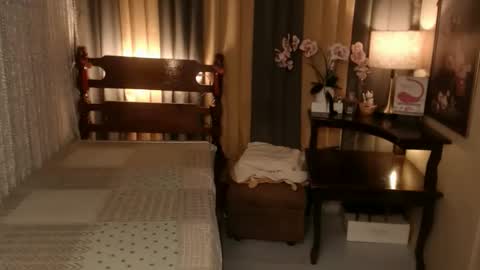 Snapshot of justine_hunk chatting on October 6, 6:40 am justine_hunk online show from October 6, 6:40 am