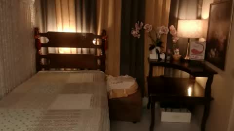 Snapshot of justine_hunk chatting on October 17, 6:06 am justine_hunk online show from October 17, 6:06 am