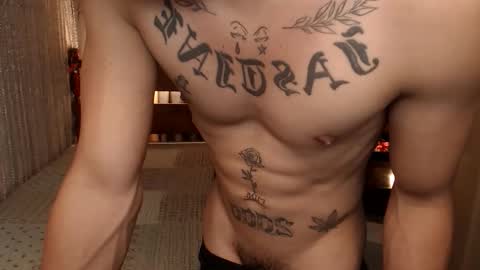 justine_hunk online show from April 25, 6:05 pm