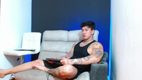 justinfuller_31 online show from April 29, 4:28 am