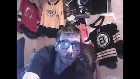 Snapshot of justinjerksit chatting on December 6, 3:00 pm justinjerksit online show from December 6, 3:00 pm