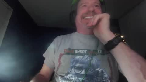 Snapshot of justmetool chatting on October 5, 7:45 am Tool online show from October 5, 7:45 am