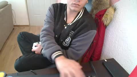 Snapshot of kael_art_d chatting on December 2, 7:36 pm kael_art_d online show from December 2, 7:36 pm