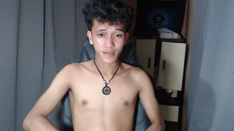 Snapshot of ken_bigcockxx chatting on October 19, 1:47 pm Ken online show from October 19, 1:47 pm