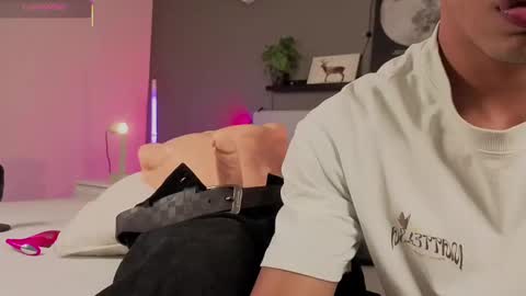 Snapshot of ken_boy_ chatting on October 17, 11:58 am online show from October 17, 11:58 am