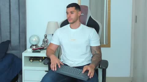ken_mailik online show from May 4, 5:42 am