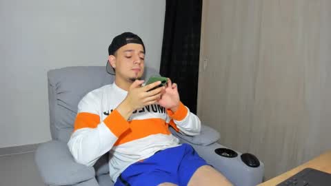 Snapshot of kendel_dimitri chatting on March 11, 6:43 am kendel_dimitri online show from March 11, 6:43 am