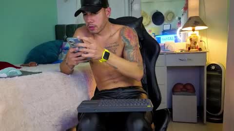 Snapshot of kenfenty chatting on October 18, 2:27 am Chriss Morales online show from October 18, 2:27 am