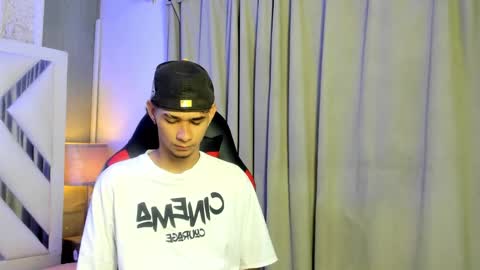 kenix online show from November 18, 7:39 pm