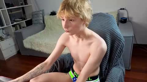Snapshot of kessy_white chatting on September 16, 6:53 pm Kessy online show from September 16, 6:53 pm