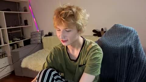 Snapshot of kessy_white chatting on September 12, 6:52 pm Kessy online show from September 12, 6:52 pm