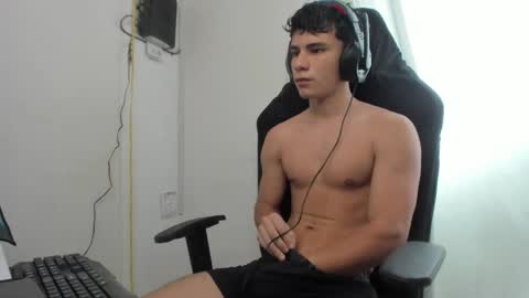 kevin_adrian01 online show from June 2, 7:37 pm