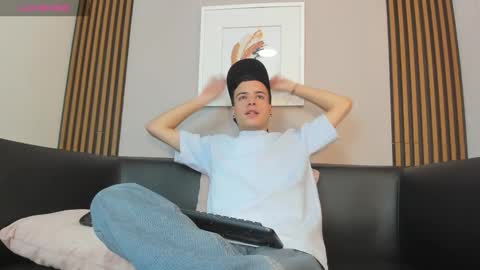 Snapshot of kevinn_blue chatting on September 14, 8:55 pm Sexy Hot Kevin online show from September 14, 8:55 pm