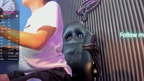 Snapshot of kevinn_blue chatting on September 15, 9:38 pm Sexy Hot Kevin online show from September 15, 9:38 pm