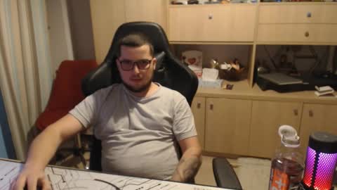 Snapshot of kevinnlovely chatting on October 15, 7:10 pm Kevinn online show from October 15, 7:10 pm