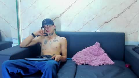 kevinperlas_ online show from November 23, 9:59 pm