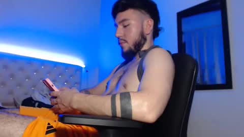 kevinsantiag0 online show from December 16, 1:56 am