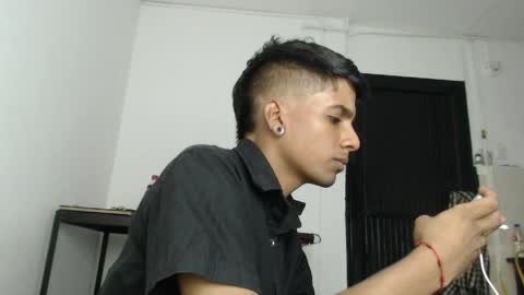 khevinlopezonig online show from April 22, 4:19 am