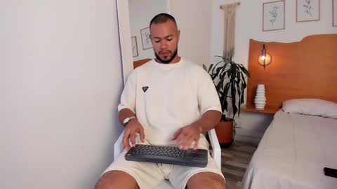 Snapshot of killua_zagarra_ chatting on October 4, 10:03 pm Kilua Muscle guy online show from October 4, 10:03 pm