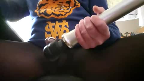 Kingaxel online show from March 31, 9:55 am