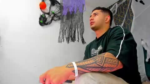 Snapshot of king_falconer chatting on October 14, 3:57 am Angel Falconer online show from October 14, 3:57 am
