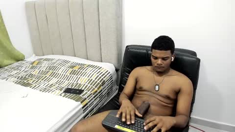 Snapshot of king_men2 chatting on March 6, 10:04 pm king_men2 online show from March 6, 10:04 pm