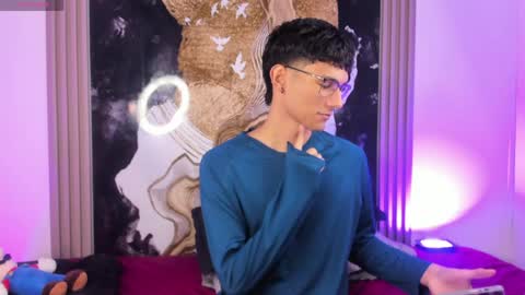  A L E X  online show from April 28, 7:02 am