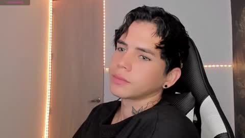 kiss_whitee online show from March 13, 7:53 pm