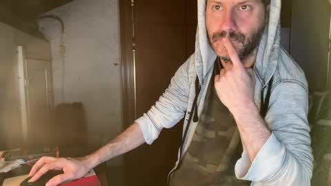 kissofbanned1983 online show from April 22, 1:05 pm