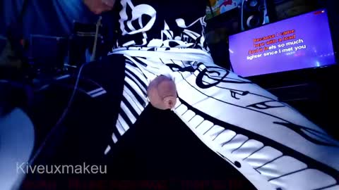 kiveuxmakeu online show from April 10, 3:52 pm