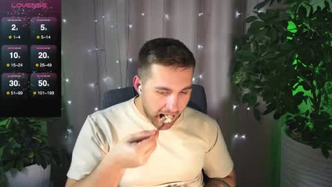 Snapshot of kochka25 chatting on February 4, 8:38 pm Sweet boy online show from February 4, 8:38 pm