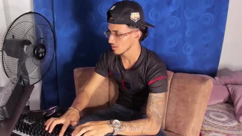 Snapshot of kriss_edwards chatting on September 30, 1:23 am Kriss online show from September 30, 1:23 am