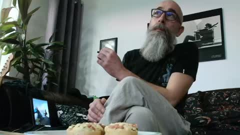 krummersaebel online show from April 14, 6:29 pm