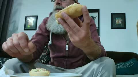 krummersaebel online show from April 27, 8:58 pm