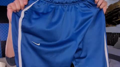 kylesmithx_ online show from February 11, 1:32 am