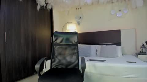 landercruz online show from November 1, 5:11 am