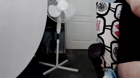 latexchris77 online show from June 17, 8:27 am
