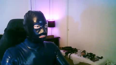 Snapshot of latexminheadroom chatting on October 1, 2:15 am latexminheadroom online show from October 1, 2:15 am