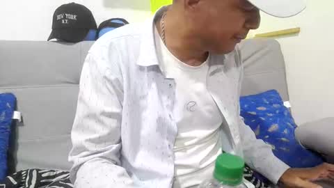 latinmartin254 online show from October 17, 1:42 am