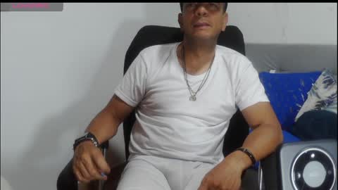 latinmartin254 online show from April 30, 1:45 am