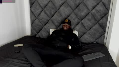 Snapshot of latrellx7 chatting on October 16, 4:20 am LEANDRO online show from October 16, 4:20 am