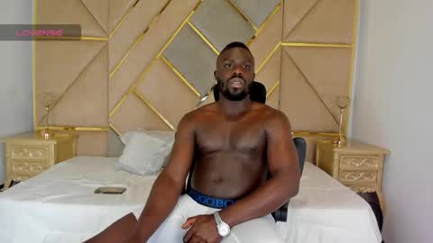 Snapshot of latrellx7 chatting on October 26, 2:13 am LEANDRO online show from October 26, 2:13 am