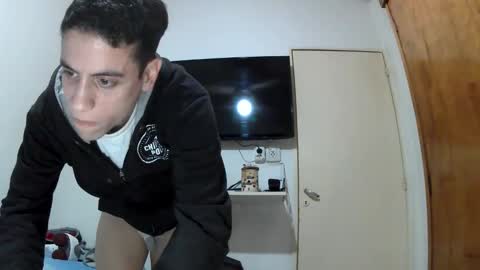 Snapshot of lauti_twink chatting on December 3, 6:57 am Lautaro online show from December 3, 6:57 am