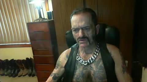 Snapshot of leathergreaser chatting on December 14, 8:23 am leathergreaser online show from December 14, 8:23 am