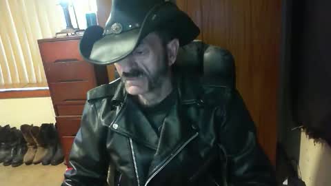 leathergreaser online show from April 27, 8:58 pm