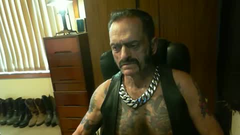Snapshot of leathergreaser chatting on December 13, 6:31 am leathergreaser online show from December 13, 6:31 am