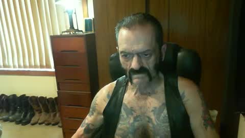 Snapshot of leathergreaser chatting on January 2, 5:24 am leathergreaser online show from January 2, 5:24 am