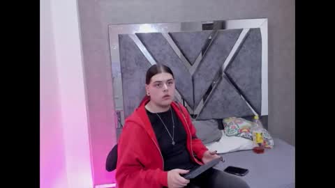 leenox online show from February 3, 6:22 am