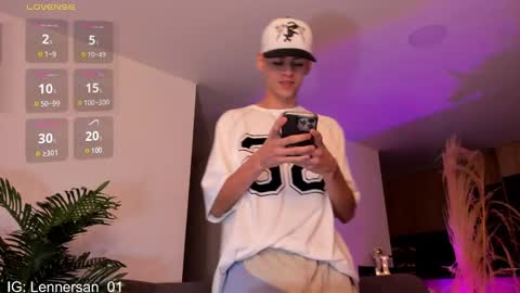 Snapshot of lennercollins_ chatting on March 1, 8:36 am Lenner INDEPENDENT MODEL online show from March 1, 8:36 am