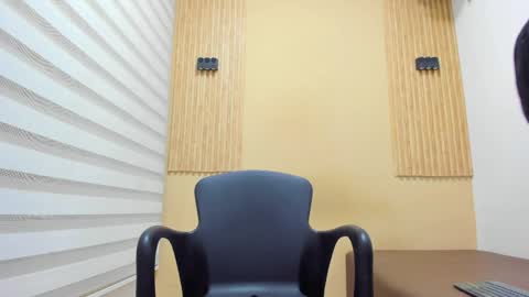 Leo online show from April 6, 8:09 pm